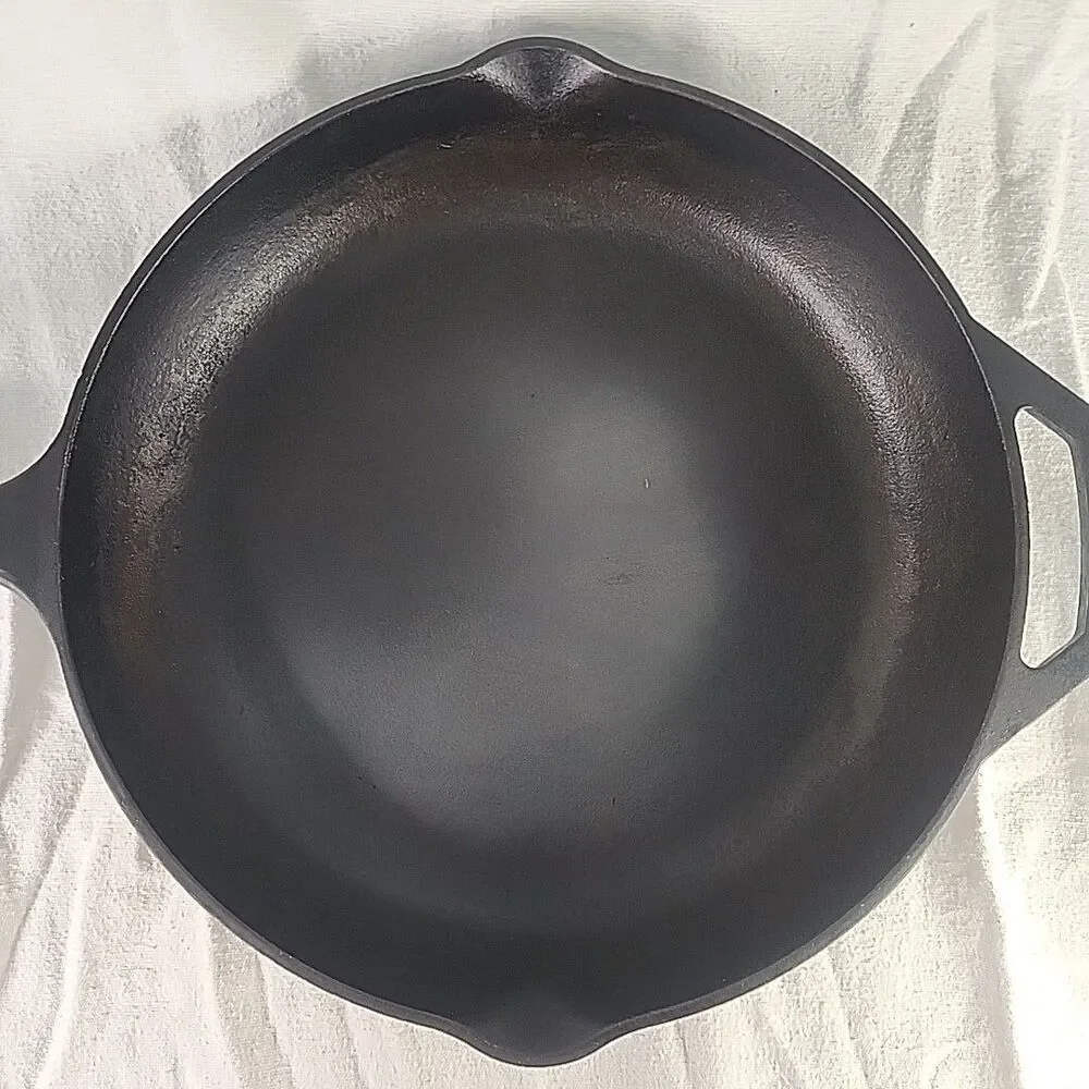 Cast Iron Chefs Skillet Lodge #2 Vintage 12SK 12” Pan Double Handles & Spouts